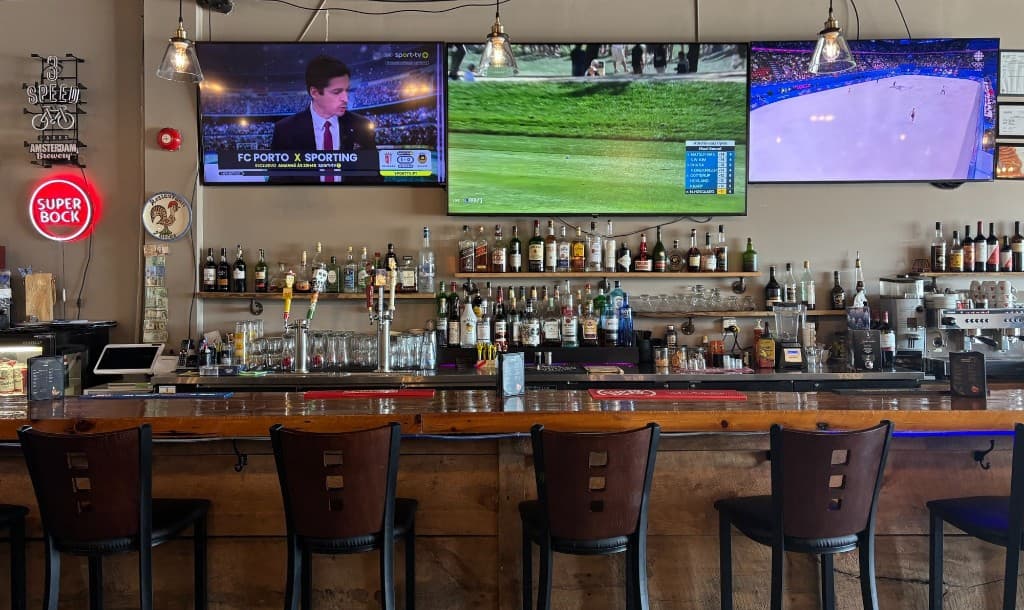Full bar at 2Bicas with big screens